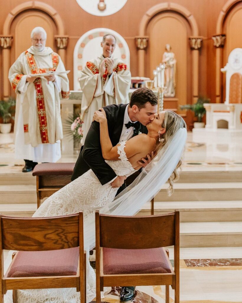 Callie Gullickson marries Chris Howell in Jupiter, Florida The Clip Out