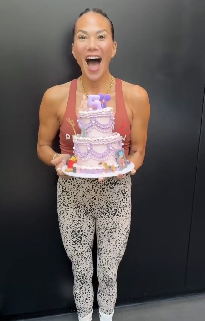 Susie Chan Peloversary celebration, Susie Chan holding a five-year anniversary cake